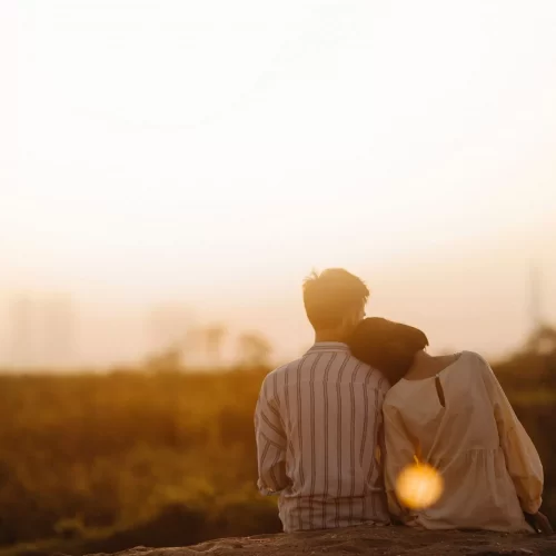 Pärchen-im-Sonnenaufgang-pexels-scaled